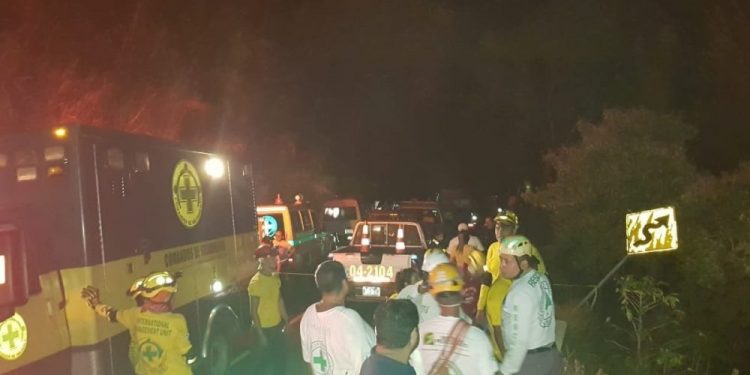 MUEREN SIETE PERSONAS AL CAER AUTOBÚS A UN PRECIPICIO EN EL SALVADOR