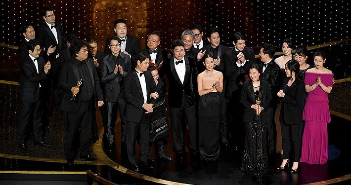 «PARÁSITOS» HACE HISTORIA Y GANA EL OSCAR A MEJOR PELÍCULA