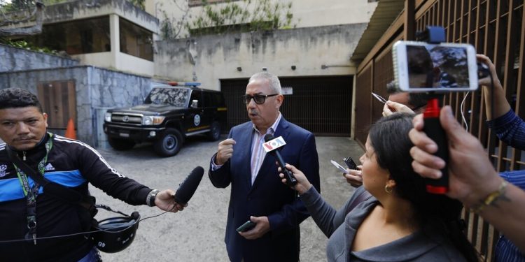 POLICÍA VENEZOLANA REALIZA REDADA EN CASA DE TÍO DE GUAIDÓ