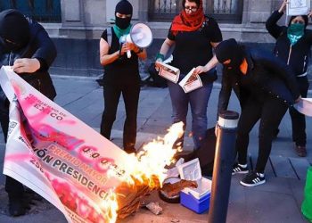 PROTESTAN AFUERA DE PALACIO NACIONAL POR ASESINATO DE MUJERES