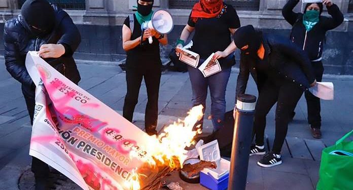 PROTESTAN AFUERA DE PALACIO NACIONAL POR ASESINATO DE MUJERES