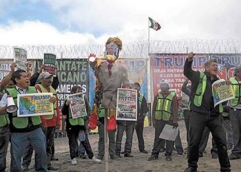 QUEMAN PIÑATA DE TRUMP EN MURO FRONTERIZO