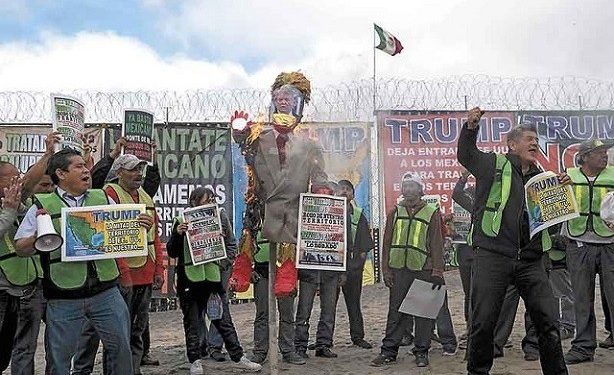 QUEMAN PIÑATA DE TRUMP EN MURO FRONTERIZO