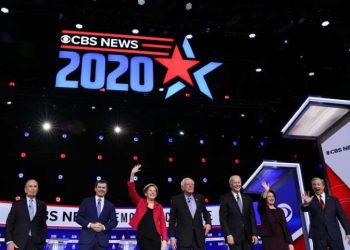 SANDERS CONCENTRA LAS CRÍTICAS DE RIVALES EN DEBATE DEMÓCRATA PREVIO A PRIMARIAS CLAVE