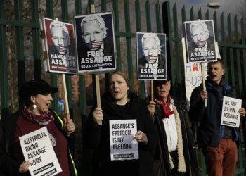 SUSPENDEN HASTA MAYO JUICIO SOBRE EXTRADICIÓN DE ASSANGE A EU