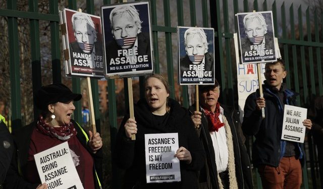 SUSPENDEN HASTA MAYO JUICIO SOBRE EXTRADICIÓN DE ASSANGE A EU