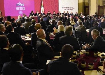 TRAS CENA, EMPRESARIOS LE ENTRAN CON MIL 500 MDP A RIFA DEL AVIÓN