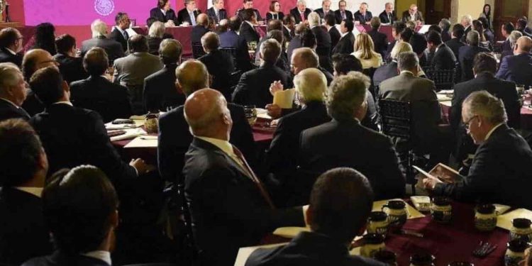 TRAS CENA, EMPRESARIOS LE ENTRAN CON MIL 500 MDP A RIFA DEL AVIÓN