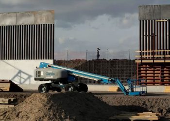 TRUMP PERMITE A CONTRATISTAS SALTARSE LA LEY PARA CONSTRUIR EL MURO
