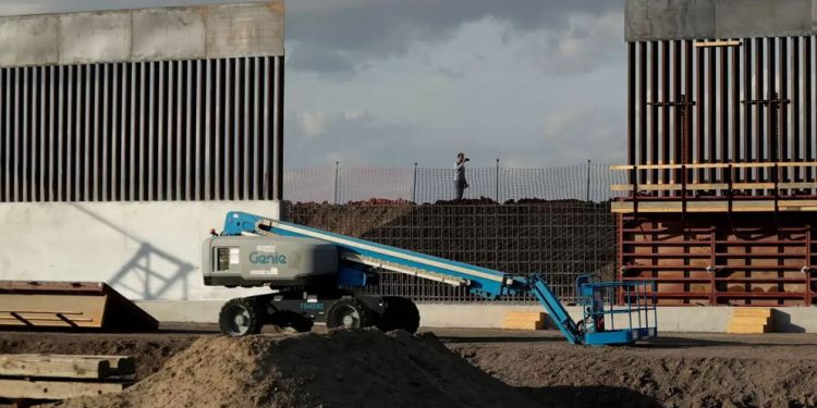 TRUMP PERMITE A CONTRATISTAS SALTARSE LA LEY PARA CONSTRUIR EL MURO