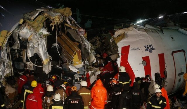 UN MUERTO Y 157 HERIDOS, SALDO DE ACCIDENTE DE AVIÓN EN TURQUÍA