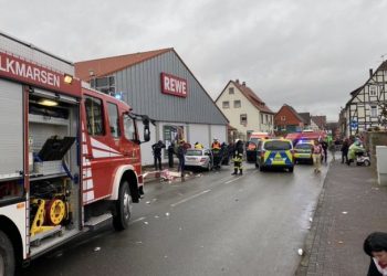 VEHÍCULO ATROPELLA A MULTITUD EN CARNAVAL DE ALEMANIA