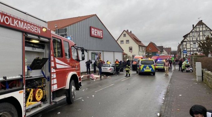 VEHÍCULO ATROPELLA A MULTITUD EN CARNAVAL DE ALEMANIA