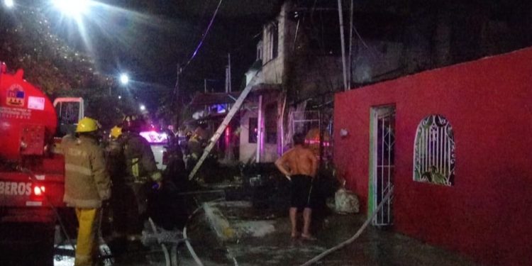 PROVOCA CORTO CIRCUITO INCENDIO DE VIVIENDA