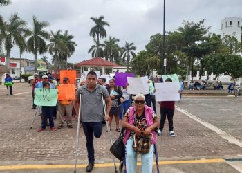 SE MANIFIESTAN AMBULANTES EN FELIPE CARRILLO PUERTO POR IRREGULARIDADES.