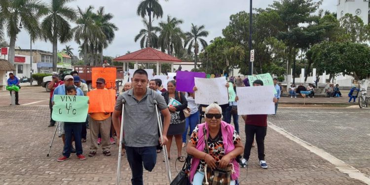 SE MANIFIESTAN AMBULANTES EN FELIPE CARRILLO PUERTO POR IRREGULARIDADES.