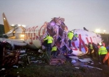 AVIÓN DE PASAJEROS SE SALE DE LA PISTA DE ATERRIZAJE Y SE ROMPE, EN TURQUÍA