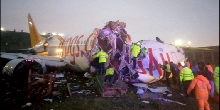 AVIÓN DE PASAJEROS SE SALE DE LA PISTA DE ATERRIZAJE Y SE ROMPE, EN TURQUÍA