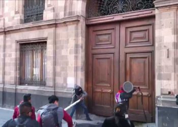 NORMALISTAS VANDALIZAN PUERTAS DE PALACIO NACIONAL