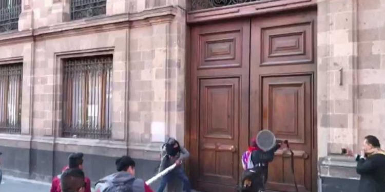 NORMALISTAS VANDALIZAN PUERTAS DE PALACIO NACIONAL