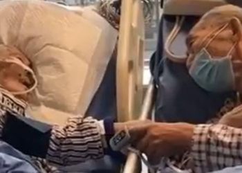 PAREJA DE ANCIANOS INFECTADOS POR EL CORONAVIRUS SE DESPIDEN POR ÚLTIMA VEZ