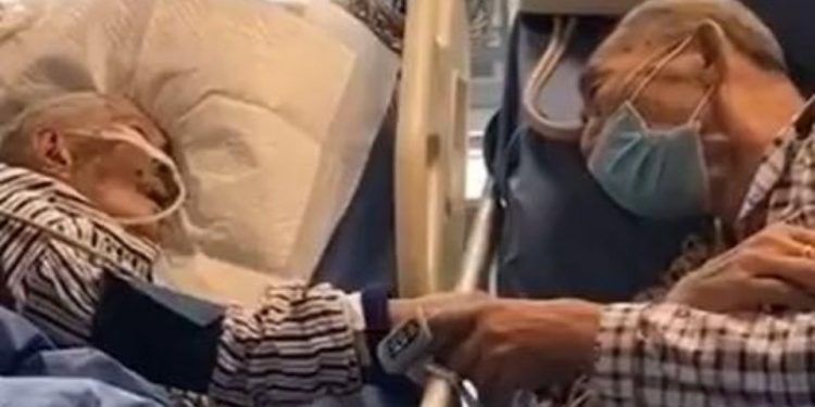 PAREJA DE ANCIANOS INFECTADOS POR EL CORONAVIRUS SE DESPIDEN POR ÚLTIMA VEZ