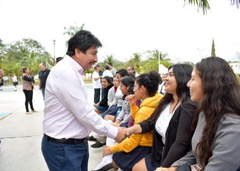 VÍCTOR MAS TAH ATIENDE NECESIDADES DE ESTUDIANTES DEL CECYTE TULUM.