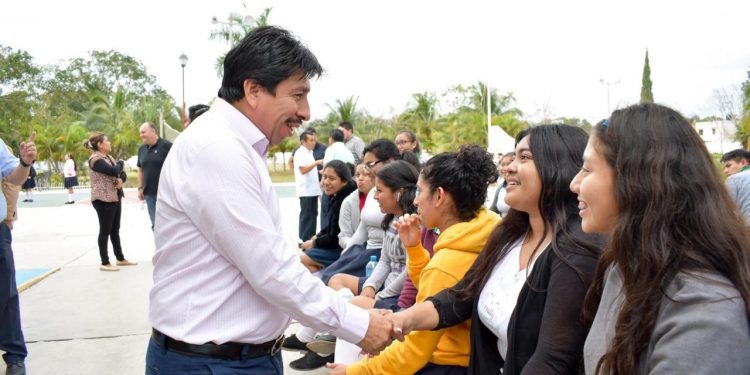 VÍCTOR MAS TAH ATIENDE NECESIDADES DE ESTUDIANTES DEL CECYTE TULUM.