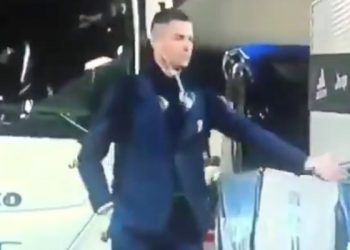 CRISTIANO RONALDO SIMULA QUE SALUDA FANS ANTE AUSENCIA POR CORONAVIRUS