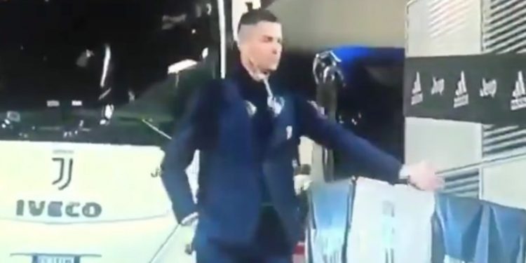 CRISTIANO RONALDO SIMULA QUE SALUDA FANS ANTE AUSENCIA POR CORONAVIRUS