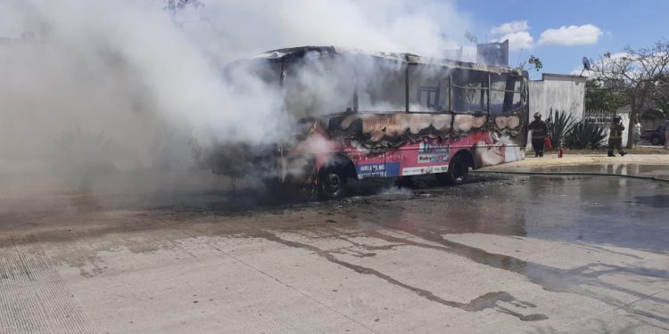 SE QUEMA CAMIÓN DE MAYA CARIBE EN CIUDAD NATURA