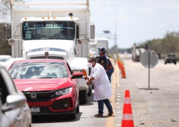 SUPERVISA EL GOBERNADOR MAURICIO VILA DOSAL EL FILTRO SANITARIO INSTALADO EN LA CARRETERA MÉRIDA-CAMPECHE