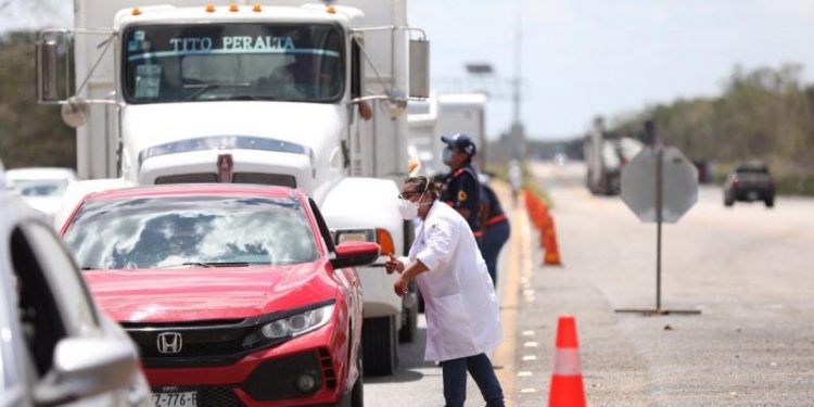 SUPERVISA EL GOBERNADOR MAURICIO VILA DOSAL EL FILTRO SANITARIO INSTALADO EN LA CARRETERA MÉRIDA-CAMPECHE