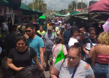 EN CANCÚN LOS TIANGUISTAS DE LA 100 Y CLIENTES NO HICIERON CASO AL LLAMADO DE QUEDARSE EN CASA