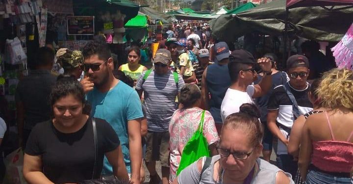 EN CANCÚN LOS TIANGUISTAS DE LA 100 Y CLIENTES NO HICIERON CASO AL LLAMADO DE QUEDARSE EN CASA