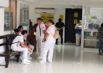 PERSONAL MÉDICO Y DE ENFERMERÍA SE MANIFIESTA EN CHETUMAL