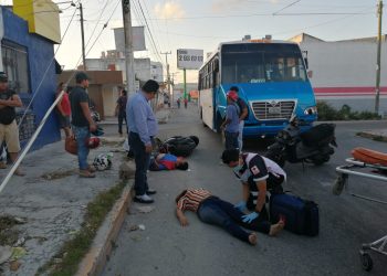 AUTOBÚS DE AUTOCAR PROVOCA ACCIDENTE EN LA SUPERMANZANA 63 DE CANCÚN
