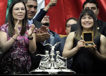 ALEXA MORENO RECIBE MEDALLA AL MÉRITO DEPORTIVO