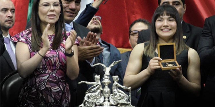 ALEXA MORENO RECIBE MEDALLA AL MÉRITO DEPORTIVO