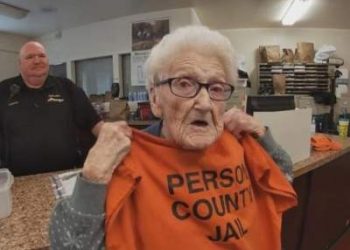 ANCIANA DE 100 AÑOS CUMPLE SU SUEÑO DE IR A PRISIÓN