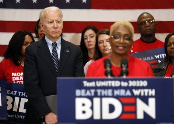 BIDEN Y SANDERS CANCELAN MÍTINES EN EU POR AVANCE DEL CORONAVIRUS
