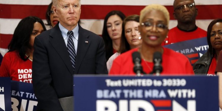 BIDEN Y SANDERS CANCELAN MÍTINES EN EU POR AVANCE DEL CORONAVIRUS