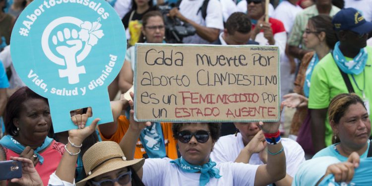 COLOMBIA RECHAZA AMPLIAR MOTIVOS LEGALES DE ABORTO