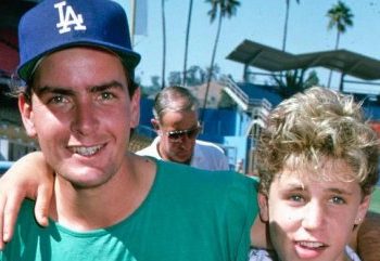 COREY FELDMAN ASEGURA QUE CHARLIE SHEEN VIOLÓ A COREY HAIM EN UN RODAJE