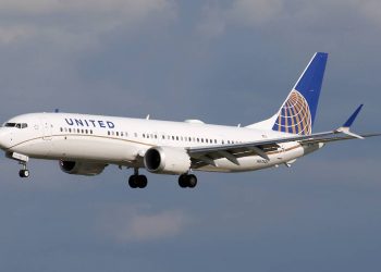 DESALOJAN A PERSONAS DE VUELO EN EU POR QUEJARSE DE PASAJERO CON TOS