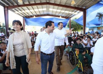 EL GOBERNADOR MAURICIO VILA DOSAL ENTREGA MOBILIARIO PARA ESCUELAS PÚBLICAS DE YUCATÁN