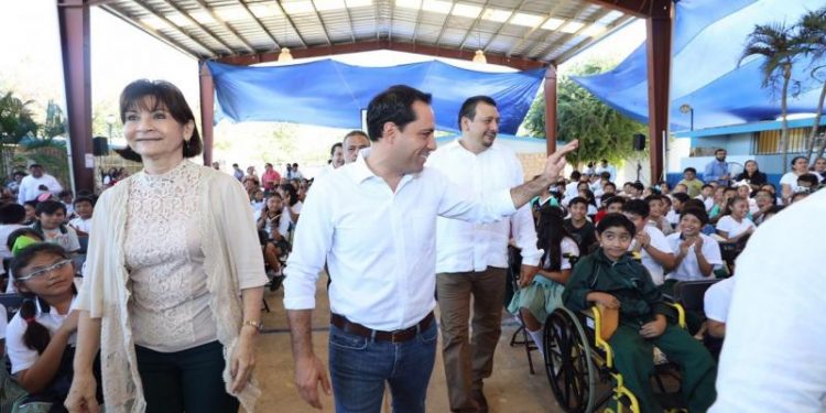 EL GOBERNADOR MAURICIO VILA DOSAL ENTREGA MOBILIARIO PARA ESCUELAS PÚBLICAS DE YUCATÁN