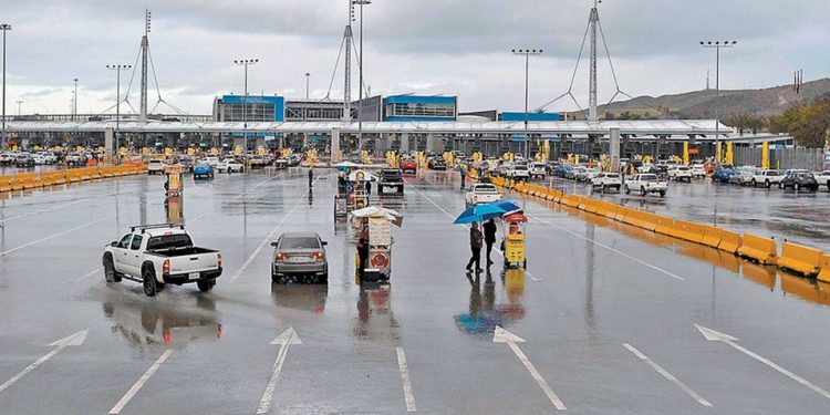 EU RESTRINGE CRUCES NO ESENCIALES EN FRONTERA CON MÉXICO