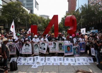 EXIGEN PADRES DE LOS 43 DETENCIÓN DE EXFUNCIONARIOS DE ALTO NIVEL