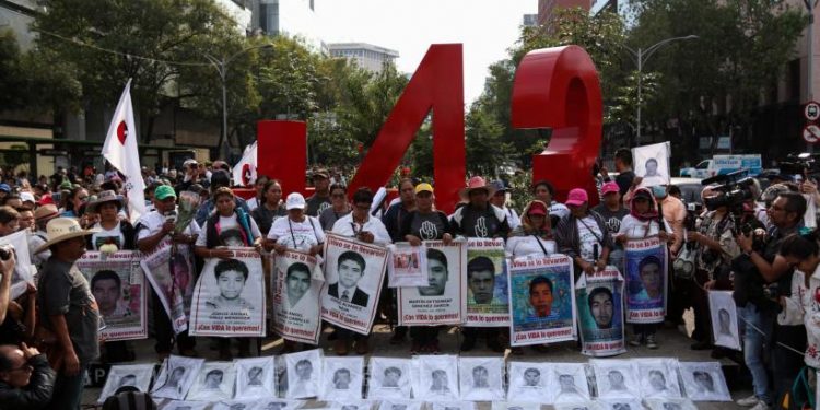 EXIGEN PADRES DE LOS 43 DETENCIÓN DE EXFUNCIONARIOS DE ALTO NIVEL